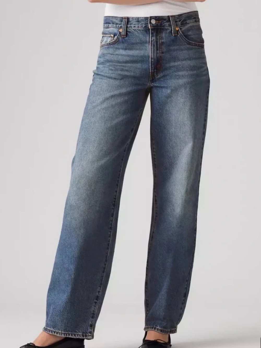Levi womens baggy dad jeans size 25Classic High-Rise Wide-Leg Jeans in Faded Blu